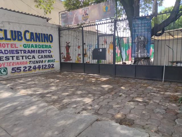 Entrada de DOCRI Todo en Perro con letrero visible
